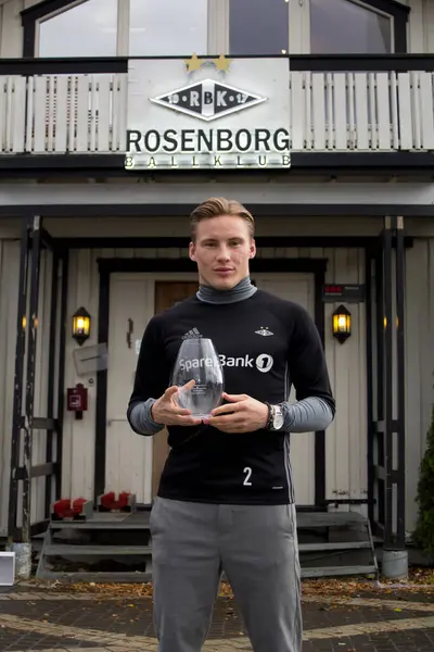 ローゼンボーグのジョナス スヴェンソンとのインタビューは今年の選手に選ばれ ノルウェーのネッタヴィゼン賞を受賞しました — ストック写真