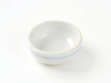 Beyaz arka planda mini sos kasesi 