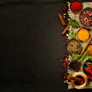 Siyah bir zemin üzerine çeşitli baharatlar.