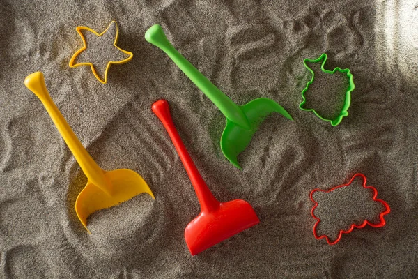 Kumsaldaki Küçük Oyuncakların Üst Görüntüsü — Stok fotoğraf