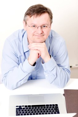 Dizüstü bilgisayarda çalışan adam yakın çekim