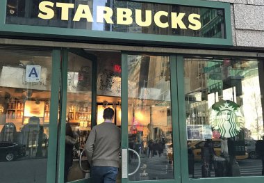 Kahve dükkanının dışındaki Starbucks mağazası. 