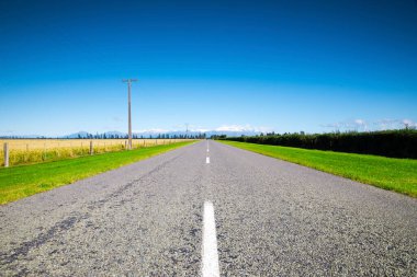 Ufuktaki mavi gökyüzüne giden yol 