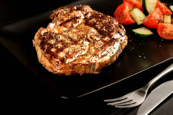 Grilovaný Steak Zelenina Černém Talíři Tužkami — Stock fotografie