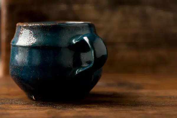 グランジ青粘土のカップにコーヒー — ストック写真