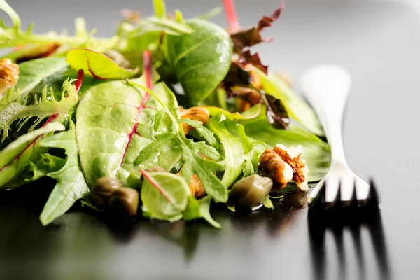 Salatmischung Mit Rucola Frisee Radicchio Salat Und Nüssen Auf — Stockfoto