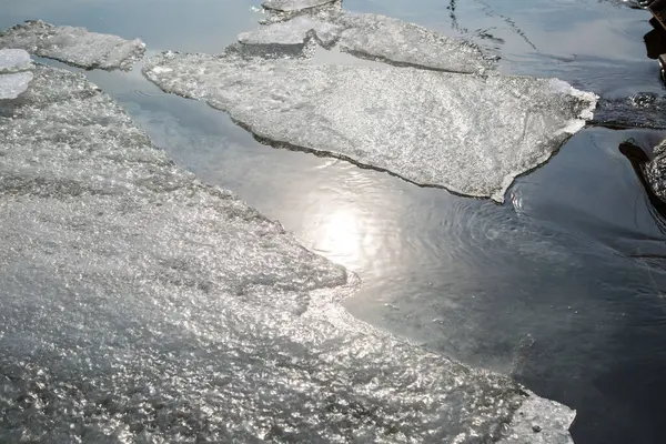 Glace Printanière Sur Lac Rayons Soleil — Photo
