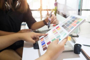 Grafik tasarımcısı iki yaratıcı insan üzerinde çalışıyor 