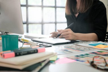 Grafik tasarımcı kadın yaratıcı ofis üzerinde çalışıyor.