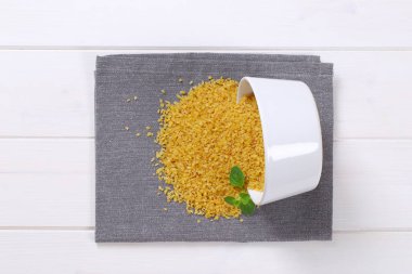 Arkaplanda kuru buğday bulguru, kapat