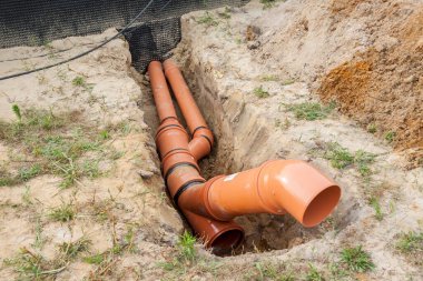 İnşaat sitesi - turuncu atık boru 