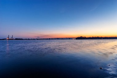 Çelik köprü nehir gece boyunca