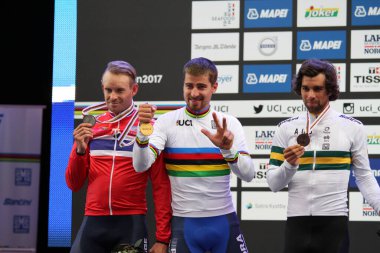 Sykkel-VM 'nin kazananları: Alexander KRISTOFF (NOR) Gümüş Madalya, Peter SAGAN (SVK) Altın Madalya, Michael MATtheWS (AUS) Bronz Madalya. 90. Cadde Dünya Şampiyonası 2017, Erkekler Seçkin Yol Yarışı, 16 - 24 Eylül 2017.