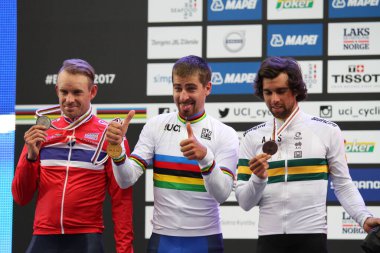 Sykkel-VM 'nin kazananları: Alexander KRISTOFF (NOR) Gümüş Madalya, Peter SAGAN (SVK) Altın Madalya, Michael MATtheWS (AUS) Bronz Madalya. 90. Cadde Dünya Şampiyonası 2017, Erkekler Seçkin Yol Yarışı, 16 - 24 Eylül 2017.