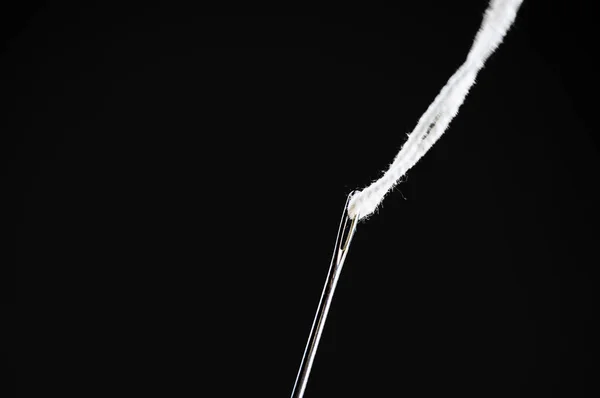 ミシン針と糸 — ストック写真
