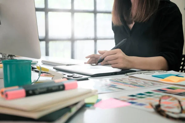 Grafik Tasarımcı Kadın Yaratıcı Ofis Üzerinde Çalışıyor — Stok fotoğraf