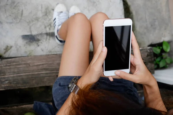 Mulher Usando Smartphone Acima Vista Superior — Fotografia de Stock