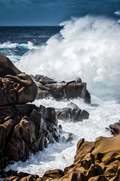 Vlny Buší Pobřeží Capo Testa — Stock fotografie