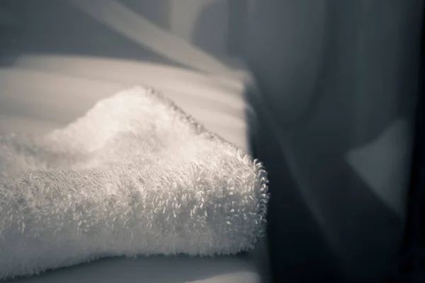白い布の上の白いタオル背景 — ストック写真