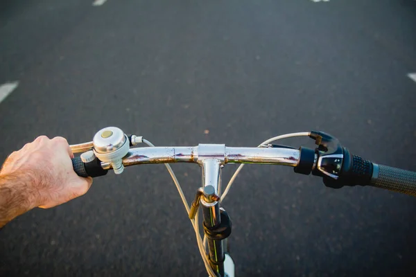 在道路上骑自行车 — 图库照片