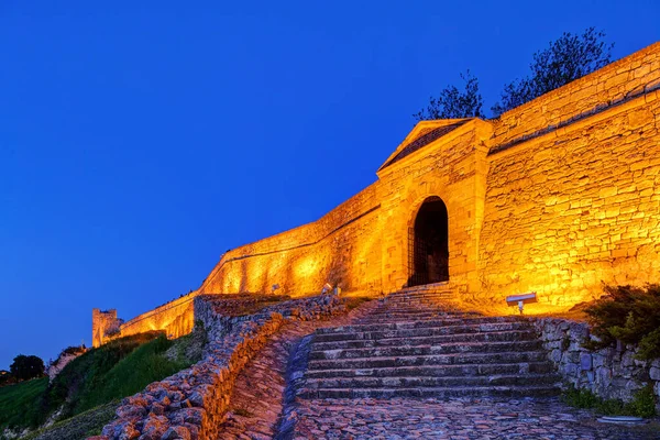Όμορφη Θέα Της Παλιάς Πύλης Και Σκάλες Στο Φρούριο Του — Φωτογραφία Αρχείου