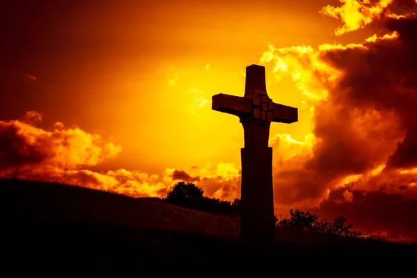 Каменный Крест Перед Драматическим Вечерним Небом — стоковое фото