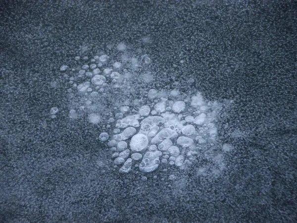 Замороженные Белые Пузыри Морской Воде — стоковое фото