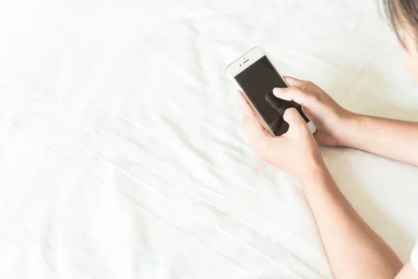 Närbild Ung Kvinna Som Håller Smart Telefon Liggande Sängen Glad — Stockfoto