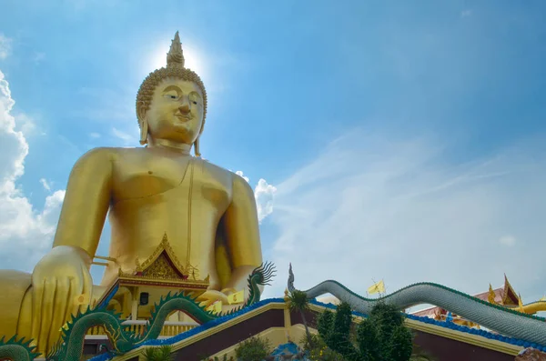 巨大な仏陀とタイの寺院 — ストック写真