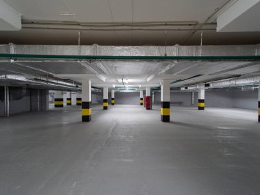 Boş yeraltı otoparkı.