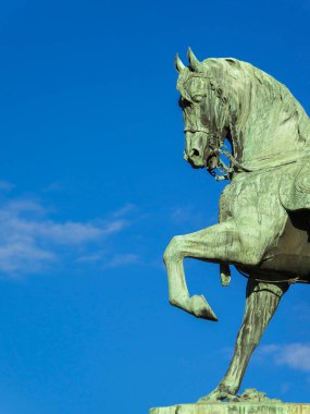 Gökyüzünde bakır at heykeli