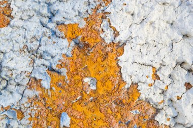 Kırmızı lekeli eski alçı