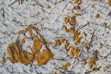 Kırmızı lekeli eski alçı