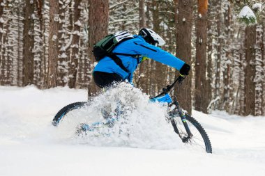Mavi elbiseli bisikletçi Rocky Winter Hill 'de dağ bisikletiyle dinleniyor. Aşırı spor ve dayanıklı bisiklet konsepti.