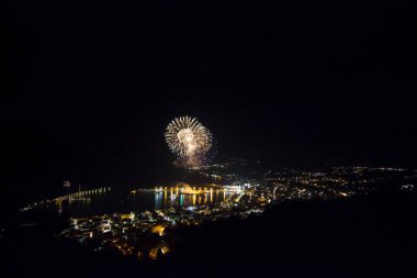 Gece gökyüzünde güzel havai fişekler