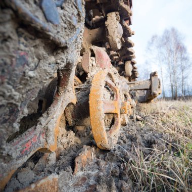 Ormanda traktör sürüşü doğa arka planında