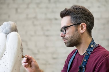 Parlak Seramik Atölyesinde Çamur Heykeli üzerine çalışan Önlük Giyinik Seramik Portresi.