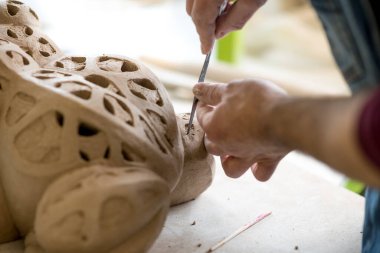 Parlak Seramik Atölyesinde Ham Clay 'den Önlük Heykel Giydirme Heykeli Giyen Seramonici