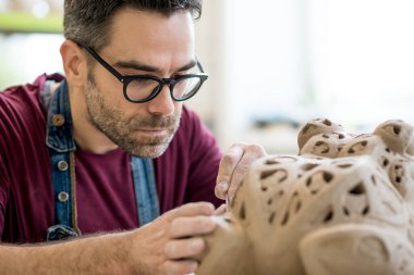 Parlak Seramik Atölyesinde Ham Clay 'den Önlük Heykel Giydirme Heykeli Giyen Seramonici.