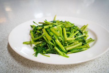 Kızarmış su ıspanağı ya da Kang Kong 'u karıştır.