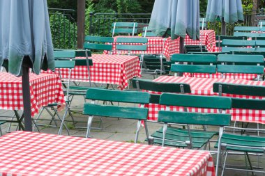 İtalya 'da masa ve sandalyeli bir açık hava restoranı.