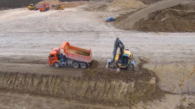 Yollar ve nakliye boru hatları inşa ediliyor. İnşaat alanı. İnşaat makineleri