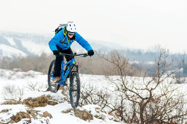 Cyklista Modrém Odpočívá Horským Kolem Skalnatém Zimním Kopci Extrémní Sportovní — Stock fotografie