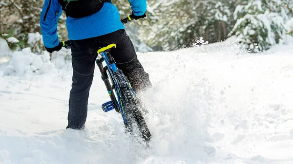 Ciclista Azul Descansando Con Bicicleta Montaña Colina Rocosa Invierno Concepto — Foto de Stock