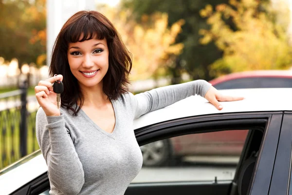 Щасливий Власник Нової Машини Усміхнена Мила Молода Дівчина Показує Ключ — стокове фото