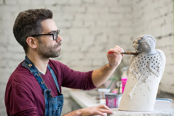 Retrato Ceramista Vestida Avental Trabalhando Escultura Argila Oficina Cerâmica Brilhante — Fotografia de Stock