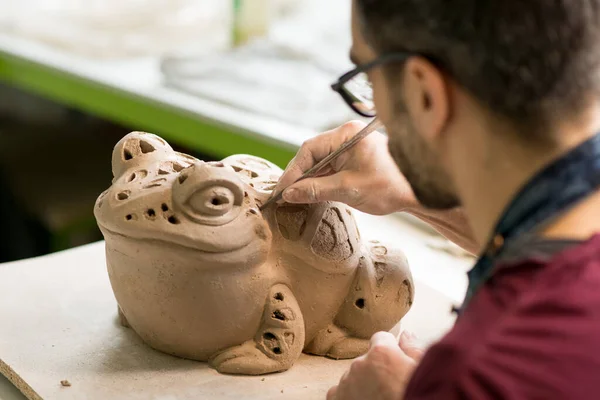 Portret Ceramika Ubrana Fartuch Praca Rzeźbie Gliny Jasnym Warsztacie Ceramicznym — Zdjęcie stockowe