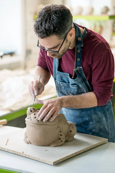 Porträt Eines Keramikers Schürze Der Der Keramikwerkstatt Tonskulpturen Arbeitet — Stockfoto