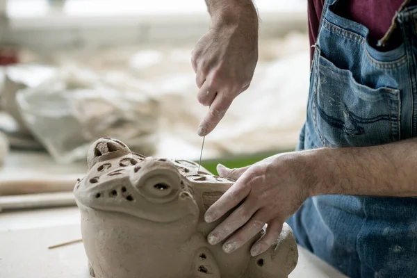 Portret Van Keramist Gekleed Een Schort Werken Clay Sculpture Bright — Stockfoto