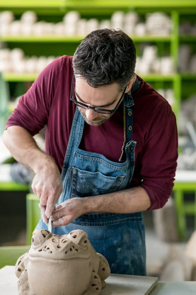 Portrait Céramiste Vêtu Tablier Travaillant Sur Sculpture Argile Dans Atelier — Photo